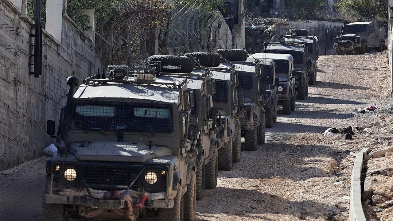 Israel mengerahkan pasukan militernya untuk mengepung kamp pengungsian Jenin di wilayah Tepi Barat yang diduduki, pada Rabu (29/11/2023). Pengepungan ini dilakukan ketika gencatan senjata yang disepakati Israel dan Hamas tengah berlangsung.