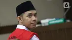 Dede Luthfi Alfiandi, pembawa bendera Merah Putih saat aksi siswa Sekolah Menengah Kejuruan (SMK) di kawasan DPR/MPR RI pada September lalu, bersiap menjalani sidang perdana di Pengadilan Negeri Jakarta Pusat, Kamis (12/12/2019). Sidang mendengar pembacaan dakwaan. (Liputan6.com/Helmi Fithriansyah)
