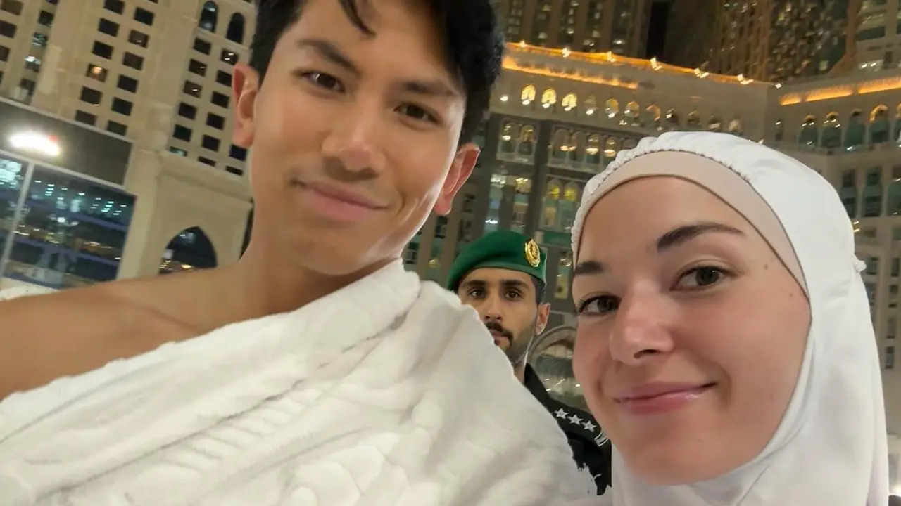 6 Potret Pangeran Mateen dan Anisha Rosnah Jalani Umrah Perdana
