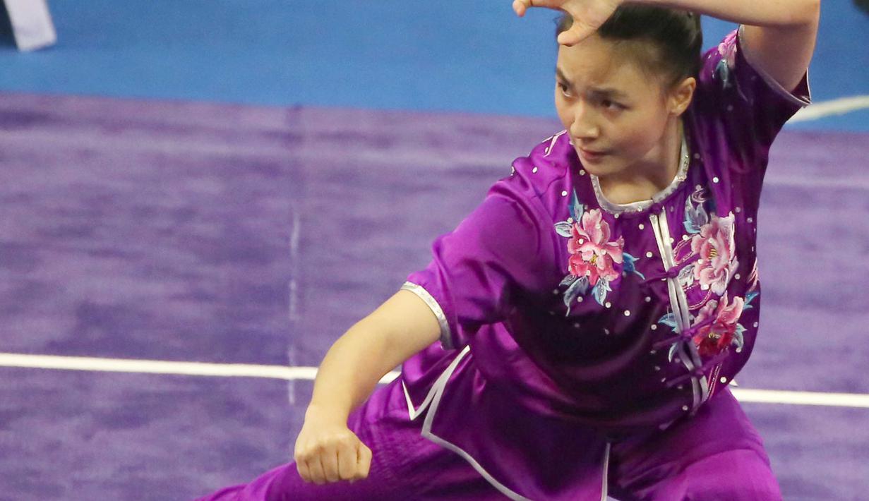 Atlet Wushu Indonesia, Ivana Ardelia saat beraksi, pada Kejuaraan Dunia Wushu 2015 di Istora Senayan, Jakarta, Minggu(15/11/2015). (Bola.com/Nicklas Hanoatubun)