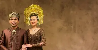 Di malam resepsi, pernikahan Aaliyah Massaid dan Thariq Halilintar mengusung adat Minang [@studioboh]