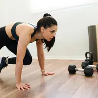 Meski tidak sepopuler push up atau squat, burpee merupakan kombinasi untuk meningkatkan kekuatan, daya tahan, dan kardio dalam satu gerakan. [Dok/freepik.com/tonodiaz]