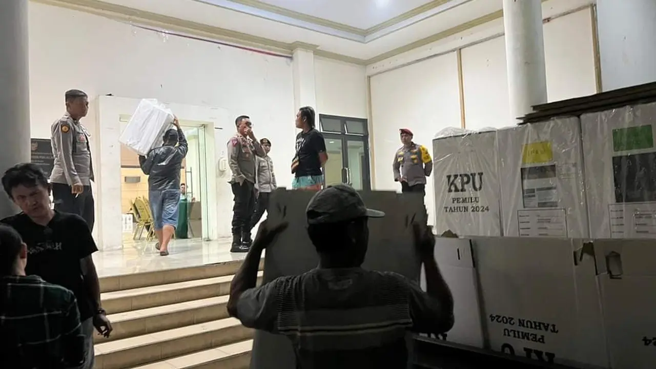 Kotak suara yang dipindahan ke Graha Gubernuran Sulut, Kamis (15/2/2024), bikin gaduh.