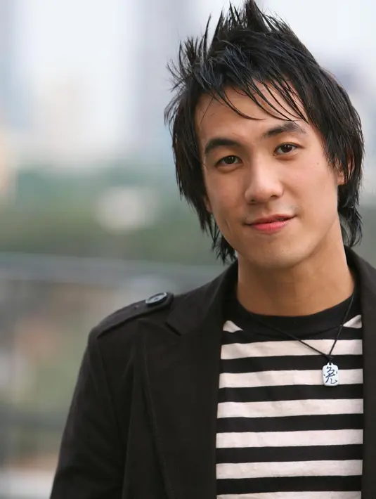 Daniel memadukan kaos bergaris hitam butih serta blaze hitam. Dipuji sangat tampan seperti aktor Taiwan anggota F4 yang bermain dalam drama yang sempat populer beberapa tahun lalu, Meteor Garden. "Ko Daniel adlh Vanesh Wu versi lokal." tulis netizen. [Instagram/vjdaniel]