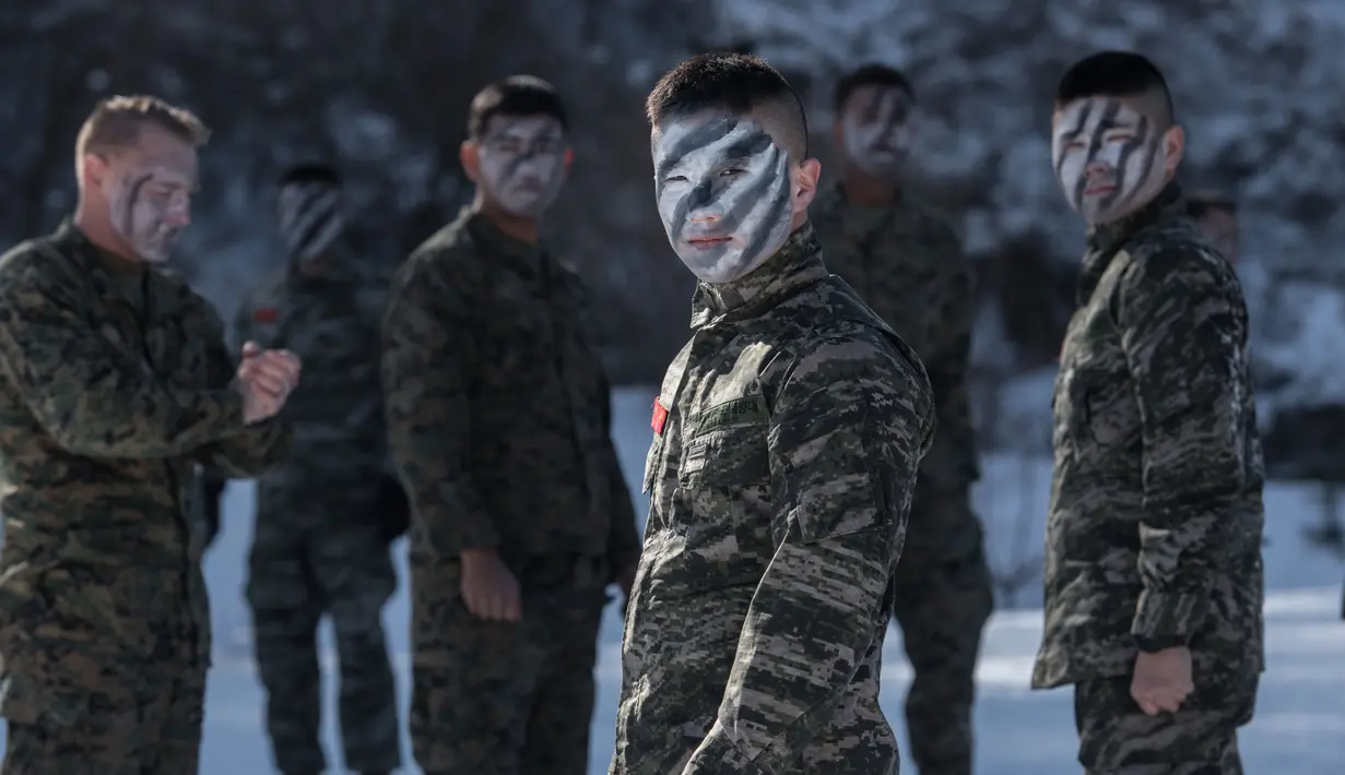 Tentara Korea Selatan dan AS bersiap untuk melakukan latihan musim dingin di Pyeongchang, Korea Selatan (24/1). (AFP/Ed Jones)