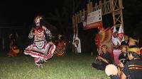 Tarian jaranan buto dimainkan dalam peringatan hari internasional masyarakat adat seduni (Hermawan Arifianto/Liputan6.com)