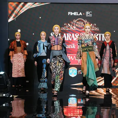 Menampilkan karya "Selaras Wastra: Tarakan x Wignyo Rahadi." enam busana wanita yang elegan di panggung Parade Wastra Nusantara 2025.(Foto: dok. Adhib Mujadid)