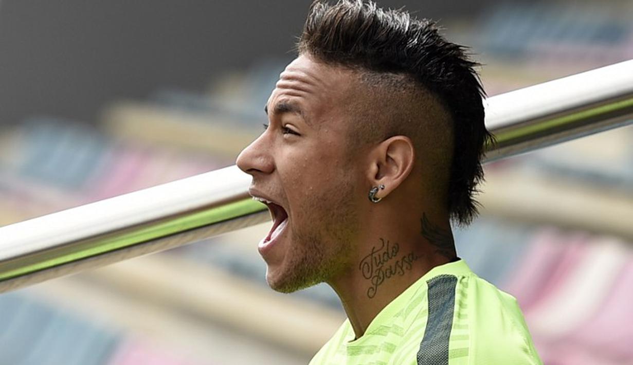 Ekspresi penyerang Barcelona, Neymar di sela-sela latihan. (AFP PHOTO/ LLUIS GENE)