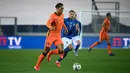 Bek Belanda, Virgil van Dijk, berebut bola dengan penyerang Italia, Ciro Immobile, pada laga lanjutan UEFA Nations League di Atleti Azzurri d'Italia Stadium, Kamis (15/10/2020) dini hari WIB. Italia imbang 1-1 atas Belanda. (AFP/Marco Bertorello)
