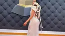 Penyanyi asal Argentina, Maria Becerra tampil dengan gaun putih yang tampak lusuh di red carpet Grammy Award 2022. (Instagram/mariabecerra).