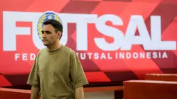 Pelatih Timnas Futsal Indonesia, Hector Souto saat memasuki lapangan dalam laga lanjutan 4 Nations World Series 2025 melawan Argentina di Jakarta International Velodrome, Rawamangun, Sabtu (01/02/2025). (Bola.com/Bagaskara Lazuardi)