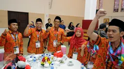 Kontingen Special Olympics Indonesia (SOIna) meneriakkan yel-yel saat di Kantor Menteri Koordinator Pembangunan Manusia dan Kebudayaan, Jakarta, Rabu (5/8/2015).Kontingen SOIna meraih 19 emas 14 perak dan 5 perunggu. (Liputan6.com/Helmi Fithriansyah)