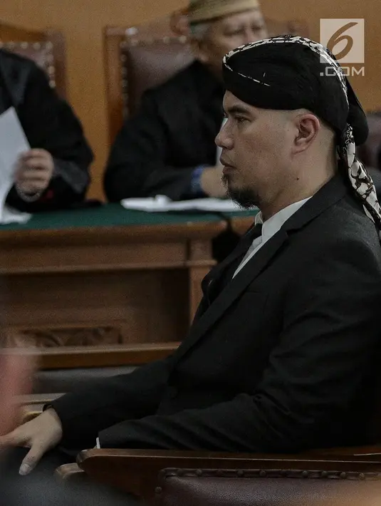 Musikus Ahmad Dhani saat menjalani sidang kedua  kasus ujaran kebencian  di PN Jakarta Selatan, Senin (23/4). Sidang lanjutan kali ini adalah pembacaan eksepsi atau nota keberatan atas dakwaan JPU. (Liputan6.com/Faizal Fanani)