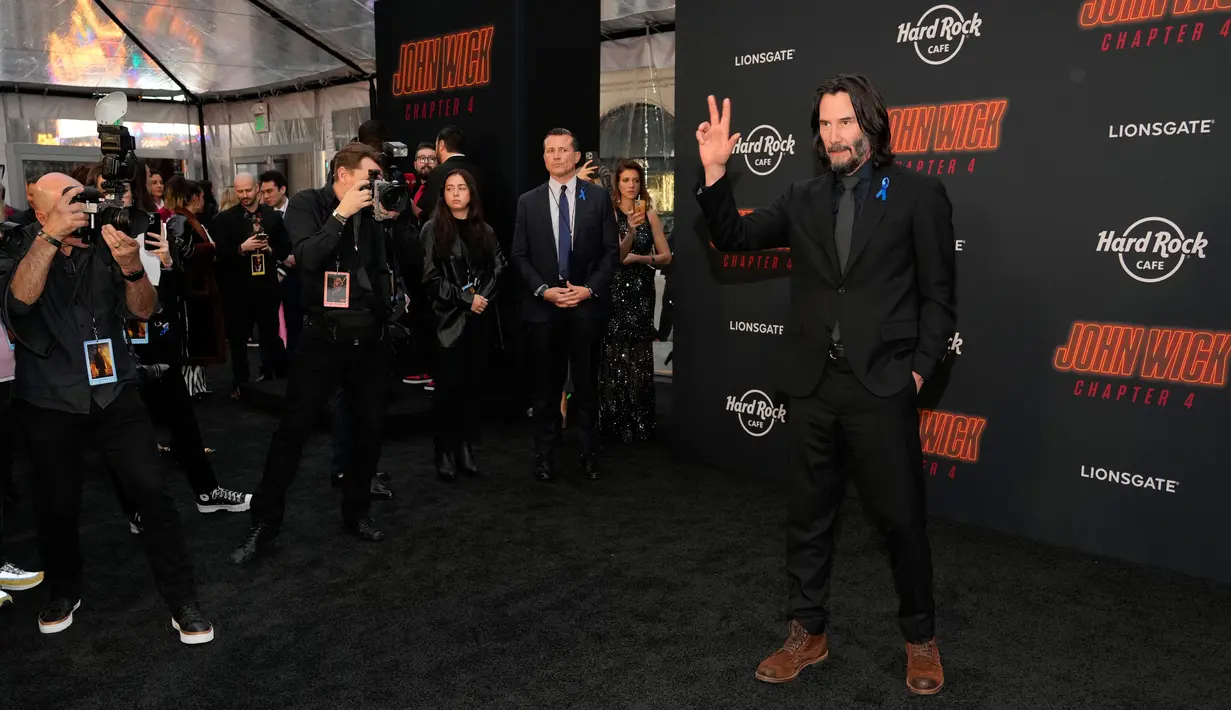 Keanu Reeves menjadi sosok yang necis saat melewati karpet merah pemutaran perdana film terbarunya, John Wick: Chapter 4. (AP Photo/Chris Pizzello)