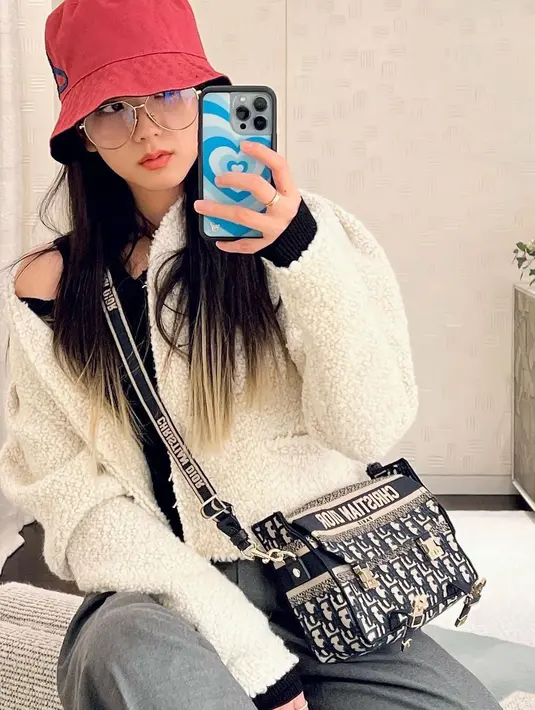 Berfoto mirror selfie, Jisoo BLACKPINK tampil kasual dengan membawa Diorcamp Bag yang harganya diperkirakan sekitar Rp47 jutaan. Foto: Instagram.