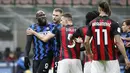 Romelu Lukaku tak bisa menahan amarahnya ketika mendapat ucapan berbau rasisme dari Zlatan Ibrahimovic.  (Foto: AP/Antonio Calanni)