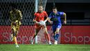 Kiper Dewa United, Sonny Stevens pada laga pekan ketiga BRI Liga 1 2023/2024 antara Persib Bandung melawan Dewa United di Stadion GBLA, Bandung, Jumat (14/07/2023). (Bola.com/Bagaskara Lazuardi)