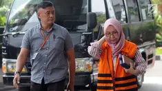 Anggota DPRD Kota Malang Heri Pudji Utami dikawal petugas akan menjalani pemeriksaan lanjutan di gedung KPK, Jakarta, Selasa(8/5). Utami diperiksa sebagai tersangka terkait dugaan suap pembahasan APBD-P Pemkot Malang Tahun 2015. (Merdeka.com/Dwi Narwoko)