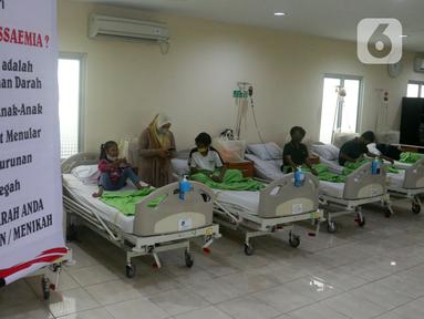 Anak-anak penderita thalasemia (penyakit kelainan darah) saat melakukan transfusi darah di RSUP Fatmawati, Jakarta, Rabu (18/10/2023). Pemerintah menyediakan anggaran sebesar Rp 2,78 triliun untuk membiayai perawatan transfusi darah hingga obat-obatan bagi pasien  penyandang thalasemia di Indonesia. (merdeka.com/Arie Basuki)