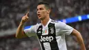 Striker Juventus, Cristiano Ronaldo, melakukan selebrasi usai membobol gawang AC Milan pada laga final Supercopa Itali 2019 di Stadion King Abdullah Sports City, Jeddah, Rabu (16/1). (AFP/Giuseppe Cacace)