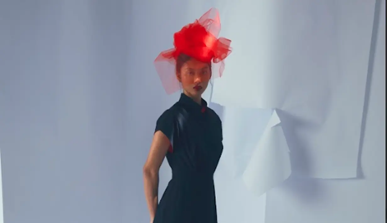 Sulaman, potongan, dan volume koleksi ini terinspirasi oleh kelopak bunga, menampilkan palet warna alami dan berani termasuk hijau zaitun, kuning, khaki, merah, biru tua, cokelat, dan putih. (Foto: ARI for Masari)