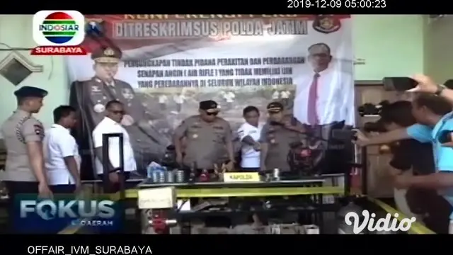 Ditreskrimsus Polda Jawa Timur, menggerebek sebuah gudang perakitan dan penjualan senjata airsoft gun dan airgun ilegal di Kabupaten Lumajang. Polisi menyita sedikitnya 40 senjata, 62 pak peluru dan sejumlah alat yang digunakan untuk perakitan senjat...