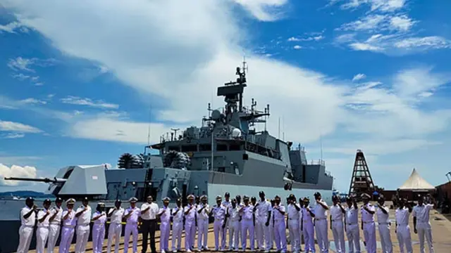 Anti-Submarine Warfare Corvette INS Kavaratti tiba di Batam, Indonesia untuk berpartisipasi dalam latihan bersama ((Image Credit: Twitter/@indiainmedan)