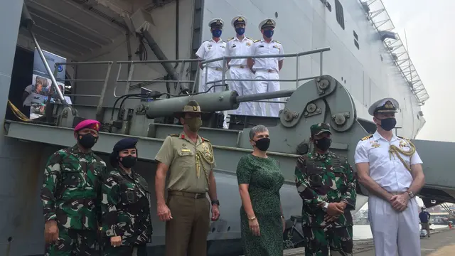 Kapal HMAS Canberra memiliki berat 27 ribu ton dan panjang 230 meter.
