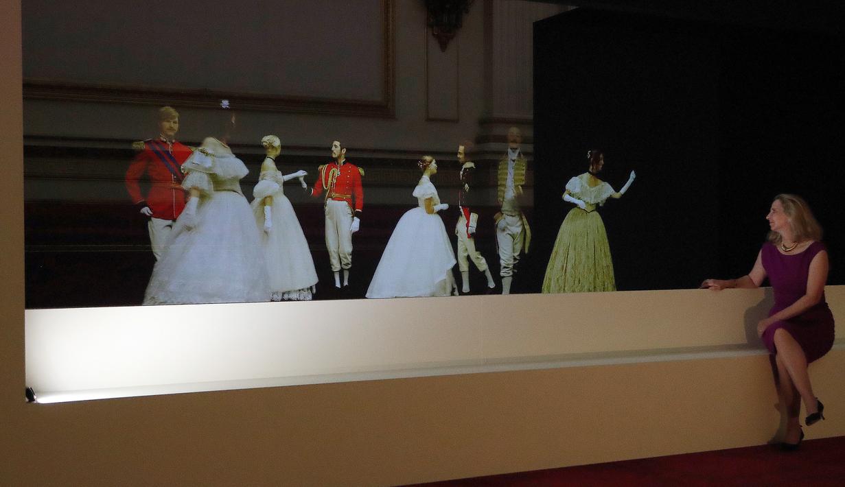 Sebuah layar memproyeksikan ruang dansa sebagai bagian dari pameran di Istana Buckingham, London, Rabu (17/7/2019). Pameran yang dibuka pada 20 Juli tersebut menandai peringatan 200 tahun kelahiran Ratu Victoria. (AP Photo/Frank Augstein)