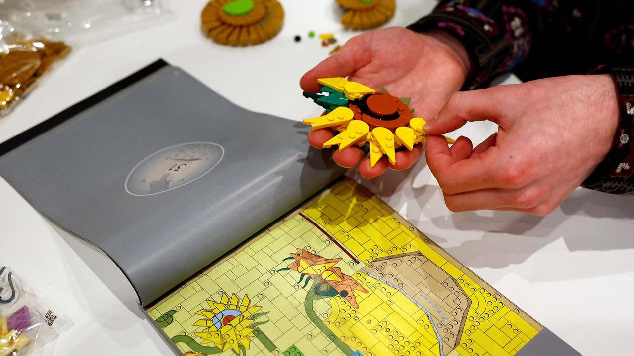 FOTO: Membuat Lukisan Bunga Matahari Van Gogh dengan Lego