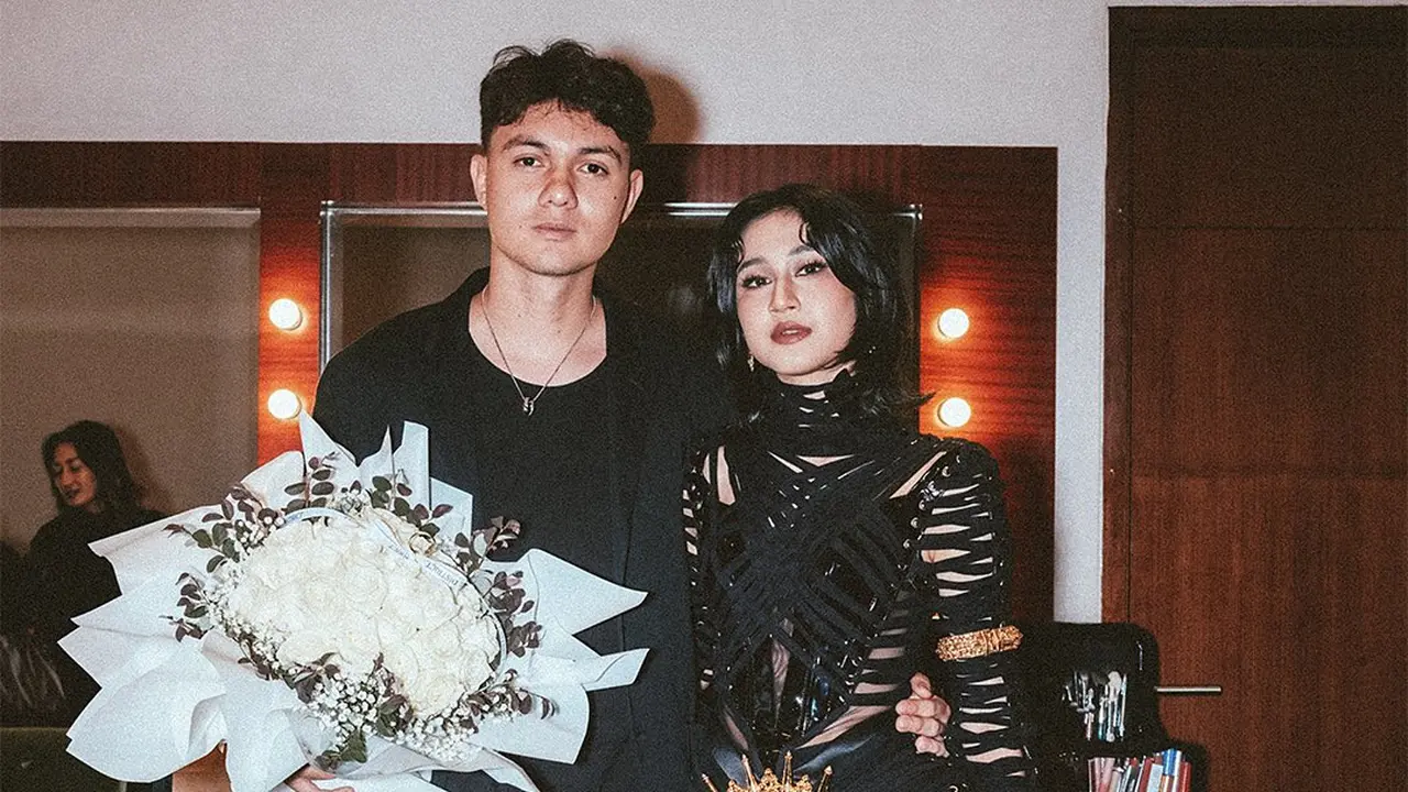 Nyoman Paul Setia Menemani, Gaya Gothic Glam ala Keisya Levronka di Gala Premiere Film Pamali: Tumbal