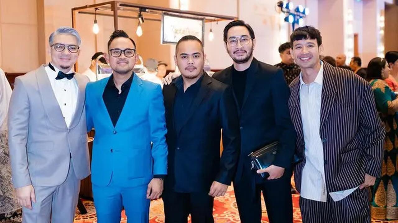 6 Potret Irwansyah Kondangan dengan Gaya Rambut Silver, Hot Daddy Dua Anak