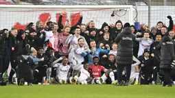 RB Salzburg. Berkat kemenangan 1-0 atas Sevilla di laga terakhir Grup G, RB Salzburg menjadi klub pertama Austria yang lolos ke babak 16 Besar Liga Champions. Mereka menempati posisi runner-up Grup G yang lolos bersama sang juara grup, LOSC Lille. (AFP/Joe Klamar)