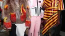 Sejumlah Model berada di belakang panggung bersiap membawakan busana VFILES selama New York Fashion Week di Barclays Center of Brooklyn di New York City, (6/9). (Astrid Stawiarz / Getty Images / AFP)