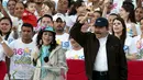 Presiden Nikaragua, Daniel Ortega bersama istrinya menyapa pendukungnya saat perayaan ke-36 Revolusi Sandinista di Managua, Nikaragua, Minggu, (19/7/2015). Daniel Ortega merupakan bagian revolusi Sandinista pada 1979 lalu. (REUTERS/Oswaldo Rivas)