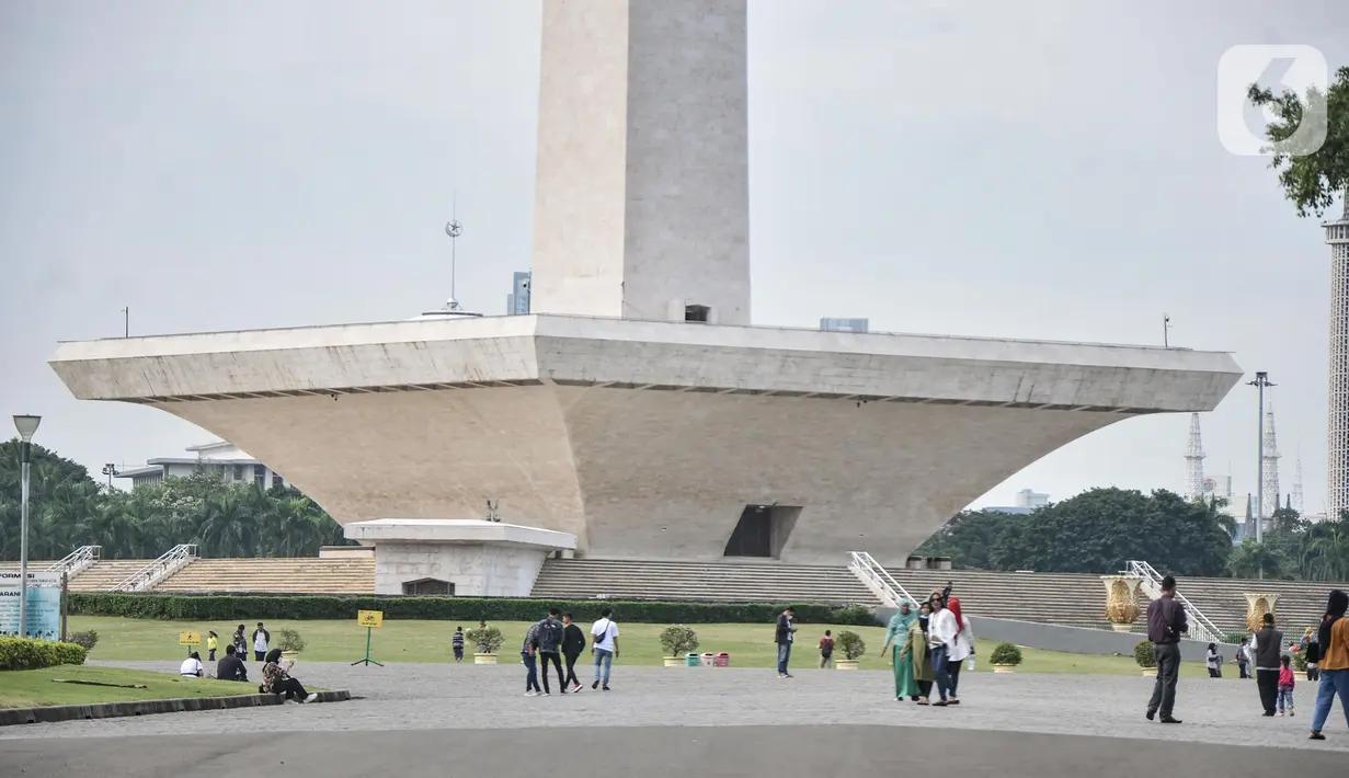 Warga saat berkunjung pada hari perdana uji coba pembukaan Monumen Nasional (Monas), Jakarta Pusat, Kamis (16/6/2022). Pemerintah Provinsi DKI Jakarta melakukan uji coba pembukaan kawasan wisata Monas secara bertahap dan terbatas denggan jam operasional dimulai pukul 06.00 hingga 16.00 WIB. (merdeka.com/Iqbal S Nugroho)