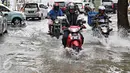 Kendaraan melewati banjir yang merendam Jalan Panjang, Jakarta Barat, Jumat (26/2). Hujan yang mengguyur wilayah Jakarta membuat sejumlah titik terendam banjir hingga ketinggian sekitar 20 cm hingga 1 meter. (Liputan6.com/ Immanuel Antonius)