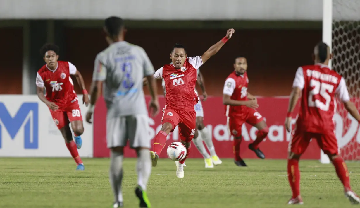 Tony Sucipto - Pemain kelahiran Surabaya ini cukup lama memperkuat Persib Bandung yakni pada musim 2011 hingga 2018. Beberapa musim di Persib, Tony menjadi andalan klub Maung Bandung. (Bola.com/M Iqbal Ichsan)