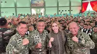 Momo Geisha tampil di tengah pasukan TNI (Sumber: Instagram/therealmomogeisha)