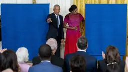 Mantan Presiden AS Barack Obama dan mantan ibu negara Michelle Obama bersiap untuk membuka potret resmi dari lukisan mereka yang akan menjadi koleksi Gedung Putih di Ruang Timur Gedung Putih, Washington, Rabu (7/9/2022). Kunjungan tersebut adalah yang pertama kali bagi Michelle Obama sejak meninggalkan Gedung Putih pada Januari 2017, setelah Barack mengakhiri masa kepresidenannya. (AP Photo/Andrew Harnik)