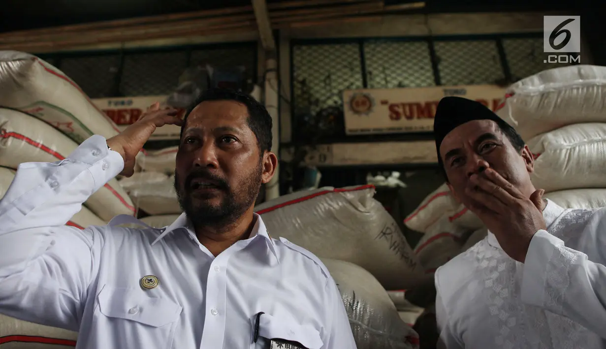 Direktur Utama Bulog, Budi Waseso dan Menteri Pertanian Amran Sulaiman melakukan sidak ke Pasar Induk Beras Cipinang, Jakarta, Kamis (8/11). Peninjauan sebagai upaya memonitor stabilisasi pasokan dan harga beras di pasar umum. (Merdeka.com/Imam Buhori)