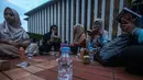 Menunggu waktu berbuka puasa di Masjid Istiqlal, sejumlah orang sedang membaca Al Quran. (Foto: Istimewa)