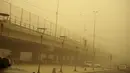 <p>Kondisi jalan di ibu kota Irak, saat debu tebal akibat badai pasir menyelimuti kota itu, pada Senin (23/5/2022). Irak menutup bandara dan gedung-gedung publik saat badai pasir -- yang kesembilan sejak pertengahan April -- melanda negara itu, kata pihak berwenang. (Sabah ARAR / AFP)</p>