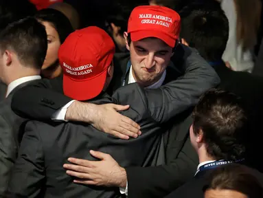 Dua pendukung capres dari Partai Republik Donald Trump saling berpelukan saat menyaksikan hasil perhitungan suara Pilpres AS 2016 di Manhattan, New York, AS, (8/11). (REUTERS/Mike Segar)