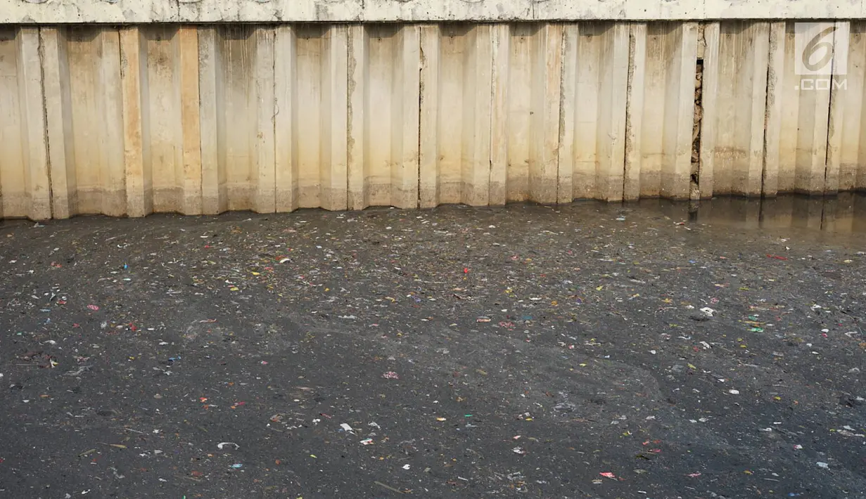 Penampakan aliran Kali Item yang dipenuhi sampah dan lumpur di kawasan Kemayoran, Jakarta, Rabu (4/9/2019). Selain menimbulkan bau tidak sedap, kondisi tersebut juga berpotensi menjadi sarang penyakit. (Liputan6.com/Immanuel Antonius)