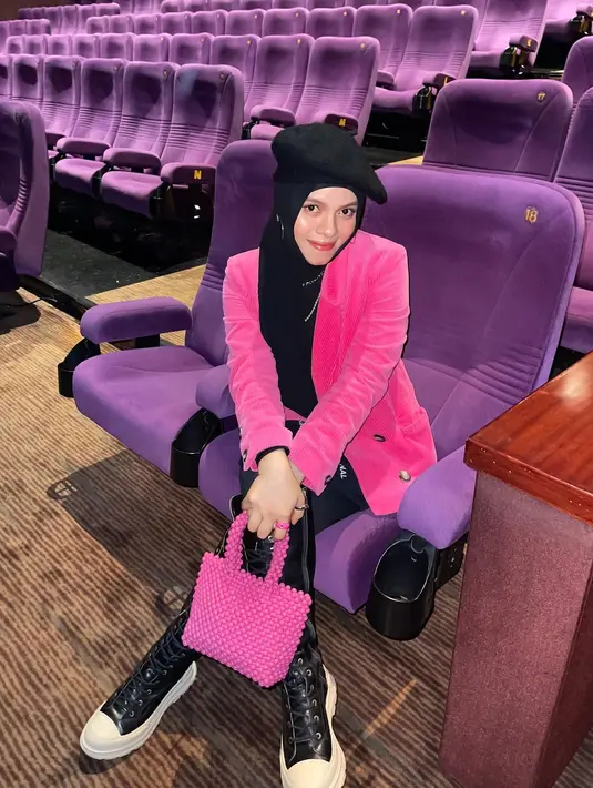 Barbiecore ala Sajidah Halilintar. Ia mengenakan blazer pink dengan padu padan celana panjang, hijab, dan topi hitam. Sajidah juga tampak menenteng tas berwarna pink yang serasi. [Foto: Instagram/sajidahhalilintar]