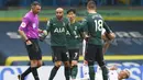 Gelandang Tottenham Hotspur, Lucas Moura (tengah) memprotes keputusan wasit Michael Oliver yang memberinya kartu kuning saat melawan Leeds United dalam laga lanjutan Liga Inggris 2020/2021 pekan ke-35 di Elland Road, Leeds, Sabtu (8/5/2021). Tottenham kalah 1-3 dari Leeds. (AP/Jason Cairnduff/Pool)