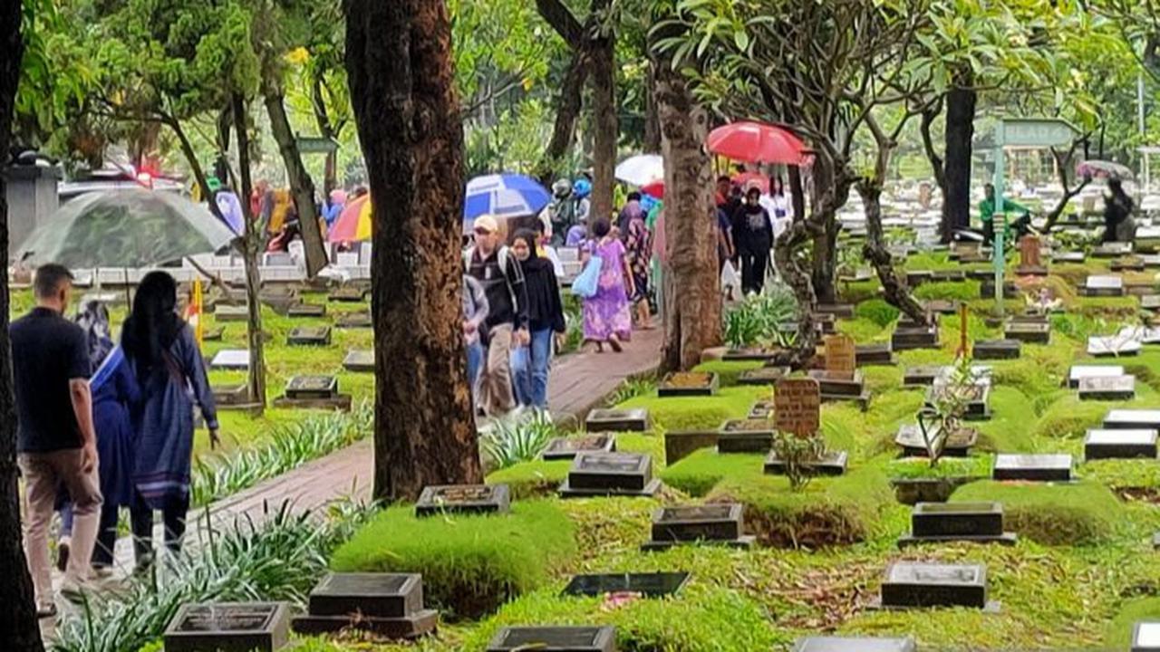Hari Kedua Lebaran, TPU Karet Bivak Tetap Dipadati Peziarah Walaupun Gerimis