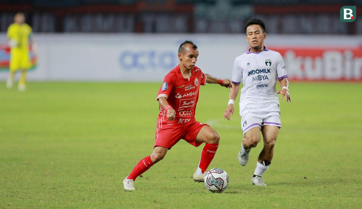Pemain Persija Jakarta, Riko Simanjuntak (kiri), berusaha melewati pemain Persita Tangerang, Ghozali Siregar pada laga pekan keenam BRI Liga 1 2022/2023 di Stadion Patriot Candrabhaga, Bekasi, Rabu (24/8/2022). (Bola.com/M Iqbal Ichsan)