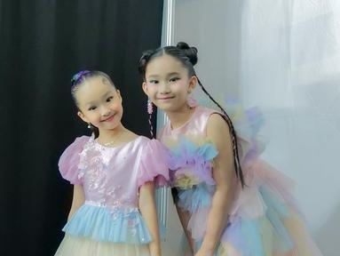 Ini adalah potret kebersamaan Bilqis dan Thalia Onsu di balik panggung acara ulang tahun Indosiar. Sama-sama pamer senyuman manis, keduanya terlihat mirip bak saudara kandung, apalagi ketika kenakan gaun dengan warna senada. Jika dilihat sekilas, anak dua artis papas atas Indonesia ini bak pinang dibelah dua. Sama-sama cantik, netizen menyebut wajah Bilqis dan Thalia mirip seperti orang Korea. (Liputan6.com/IG@ayutingting92)